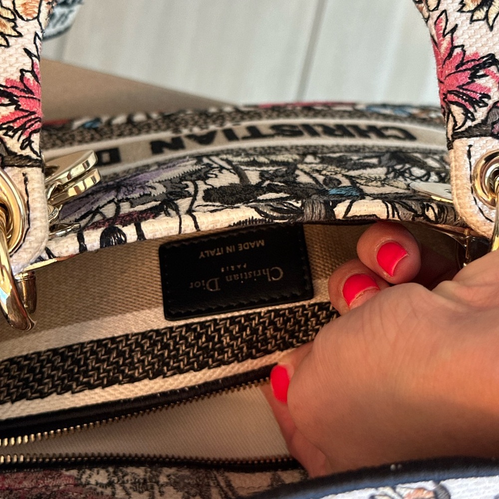 Medium Lady D-Lite Bag
Latte Embroidery with Multicolor Dior Cabinet de la Mer - Picture 14 of 15